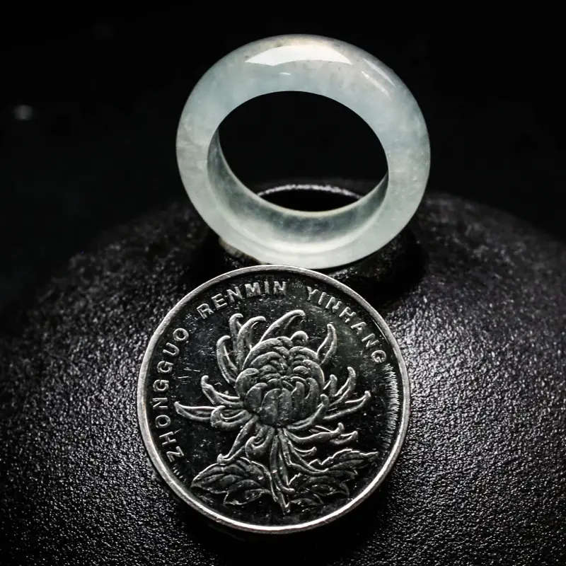 翡翠指环，玉质莹润，饱满起光，佩戴上手效果时尚高贵，有天然杂质，尺寸17.3*7.5*4mm戒指内径17.3mm。
