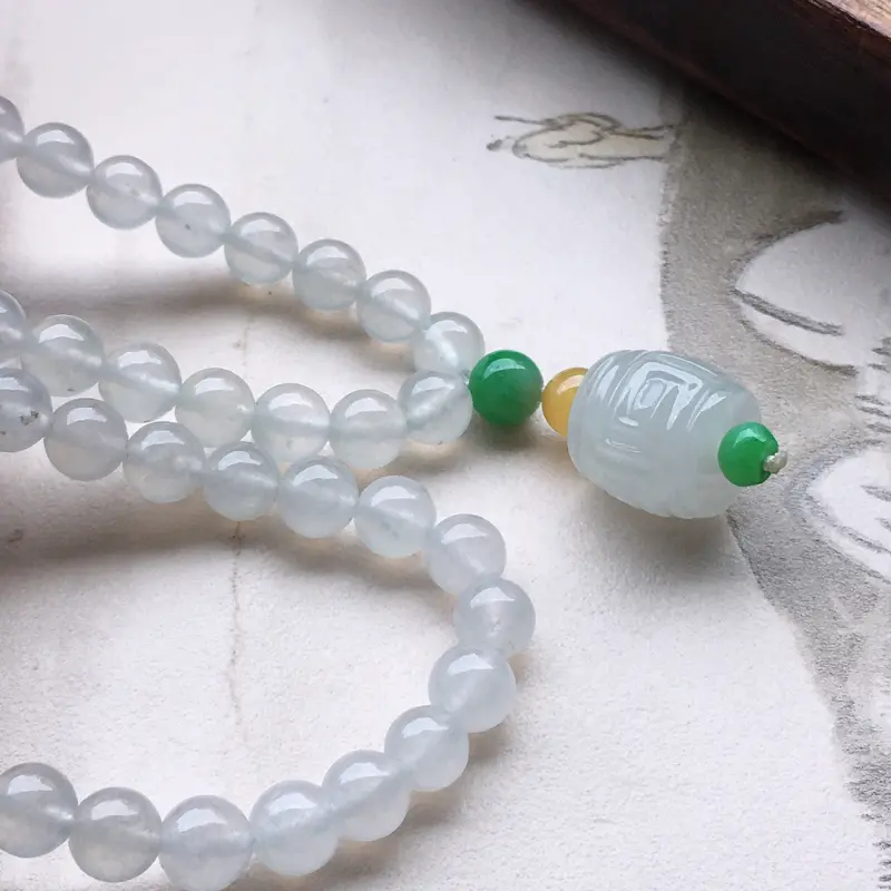 缅甸翡翠圆珠项链，自然光实拍，玉质莹润，佩戴佳品，单颗尺寸：5.6 mm，108颗，重74.35克