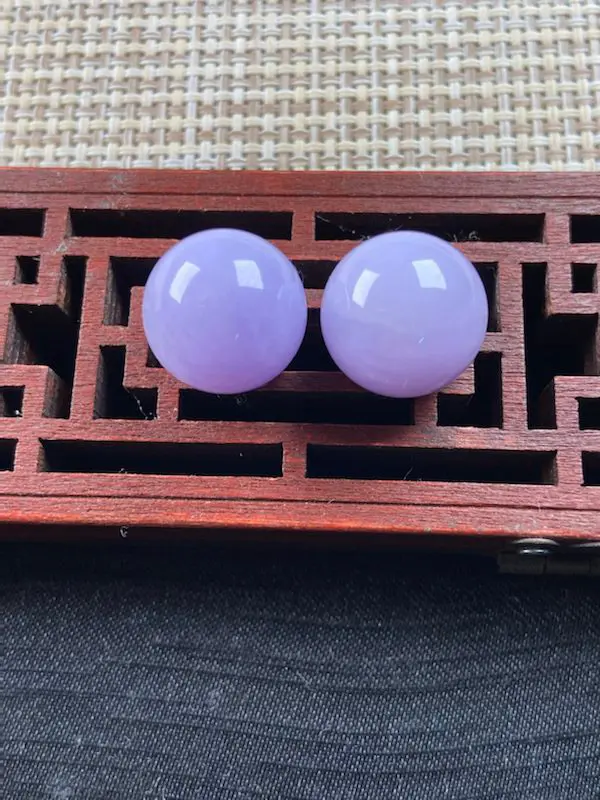 紫罗兰珠子一对 料子细腻  饱满圆润 可镶嵌做耳坠 实物颜色淡点