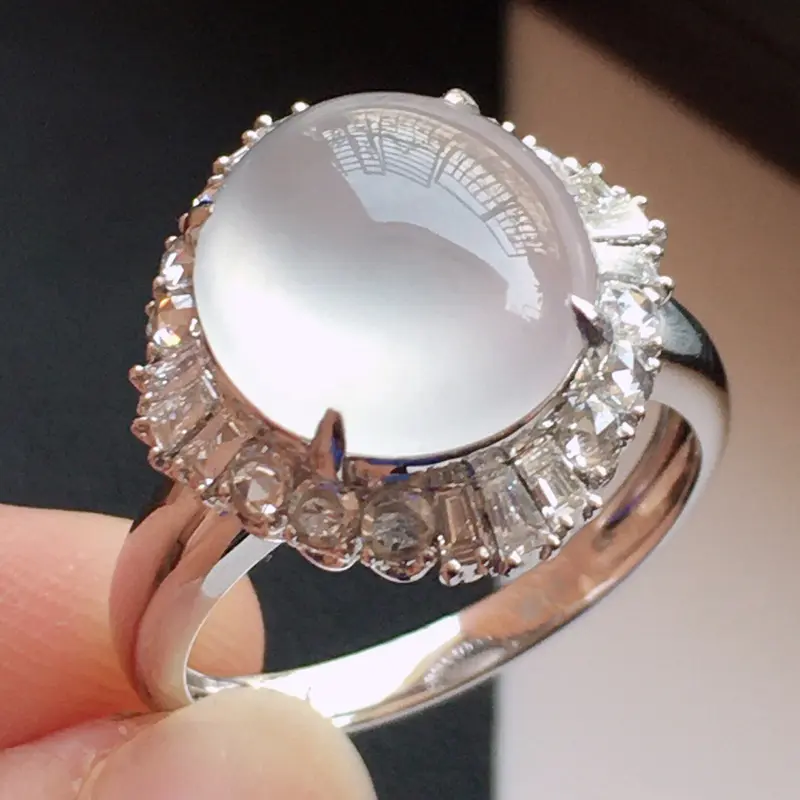 精品翡翠18k镶嵌伴钻戒指，玉质莹润，佩戴效果更美，尺寸：内径尺寸：17.6MM，裸石尺寸：11.7*11*3.5MM，总质量：5.4g