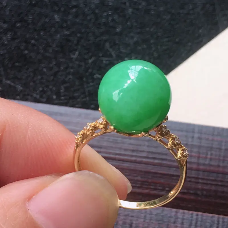 18K金伴钻镶嵌翡翠满绿圆珠戒指，种水好玉质细腻温润，颜色漂亮。