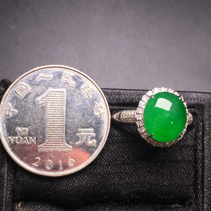 满绿蛋面戒指，18K金镶嵌，无纹无裂，玉质细腻，质量杠杠的，性价比超高