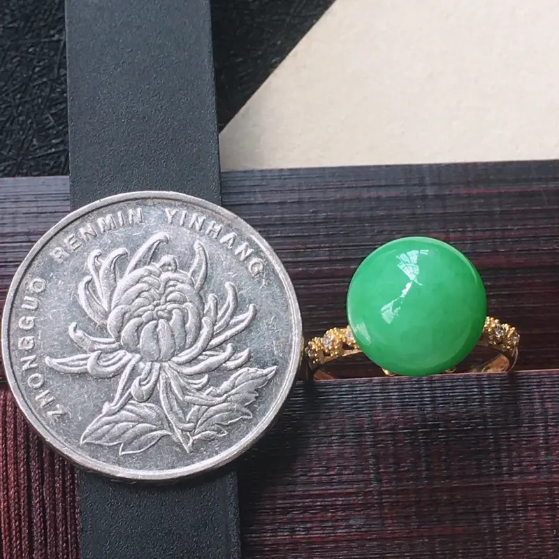 18K金伴钻镶嵌翡翠满绿圆珠戒指，种水好玉质细腻温润，颜色漂亮。