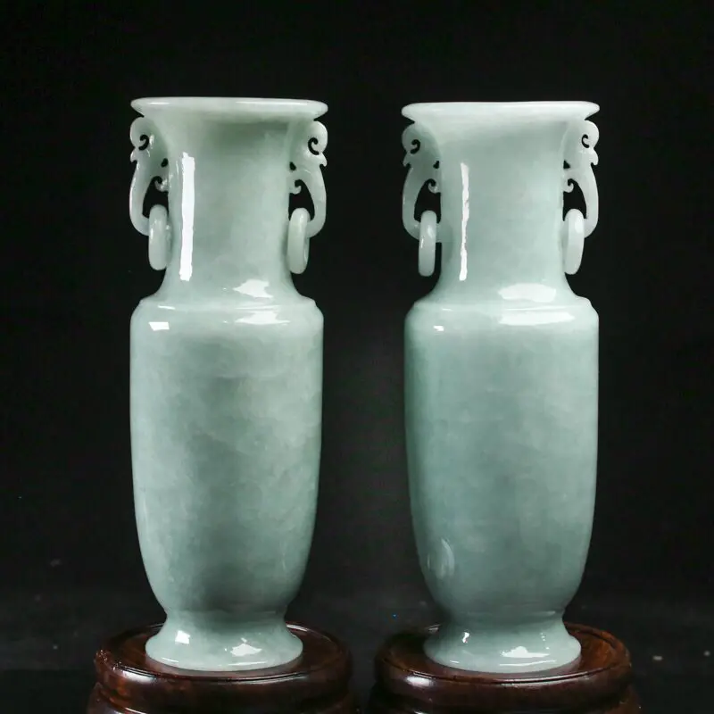 翡翠花瓶摆件一对，造型别致，雕琢细致，玉质莹润，寓意平平安安，取其中一尺寸：158*55.6mm，配送精美底座、礼盒。