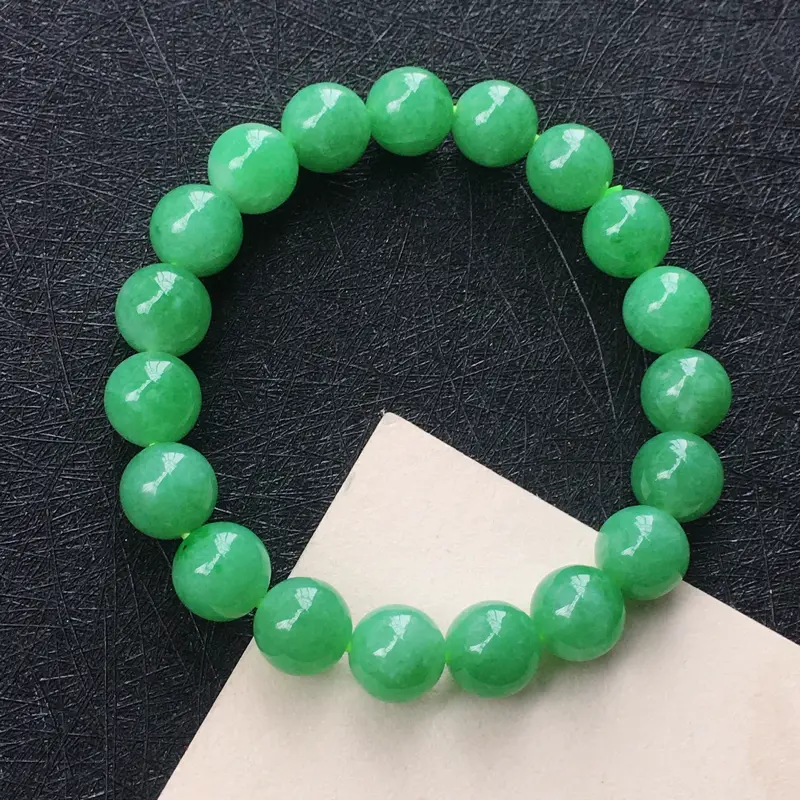 翡翠满绿圆珠手链，种水好玉质细腻温润，颜色好看。