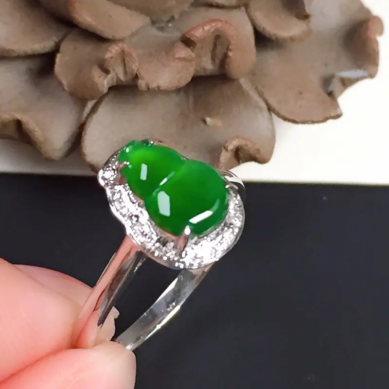 冰润油绿葫芦戒指，种水好，色泽浓郁鲜艳，指圈:14#，尺寸:8.2-5.8-3