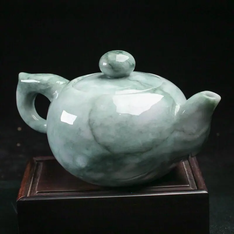 茶壶翡翠摆件。手工雕刻，色泽清新，雕琢细致，壶身尺寸136.7*88.2*75.8mm,配送精美底座。