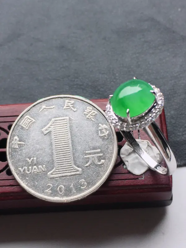 缅甸翡翠18圈口18k金伴钻镶嵌满绿蛋面戒指，自然光实拍，玉质莹润，佩戴佳品，内径：18.4 mm（可免费改圈口大小），裸石尺寸 ：8.5*7.3*2.8 mm，重2.56克