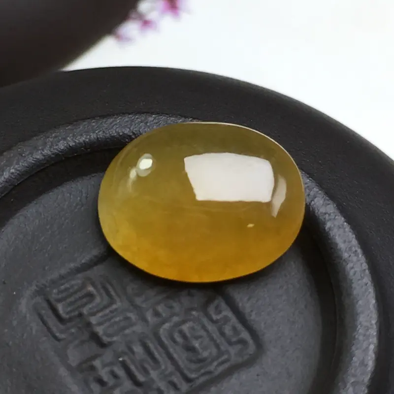 冰黄翡蛋面裸石，底子细腻，色泽漂亮，饱满圆润，干净起光，没有纹裂。可镶嵌成戒指。尺寸：13.0-10.5-5.1