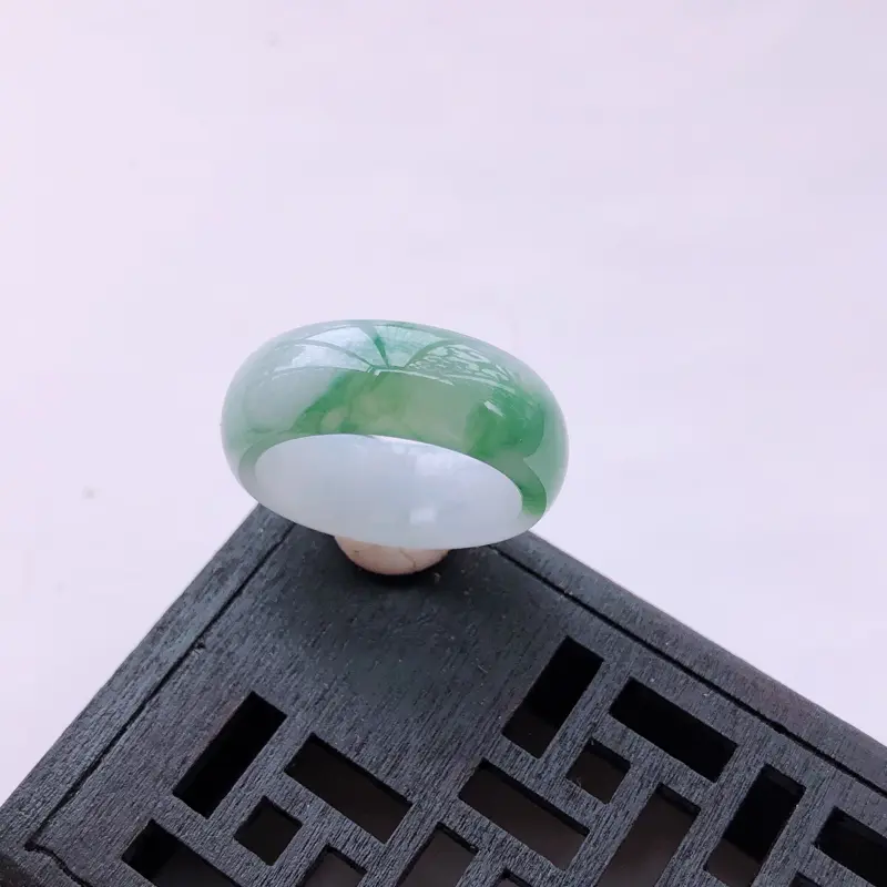 飘绿花翡翠戒指 指环
尺寸：18.2*8.1*3.1mm