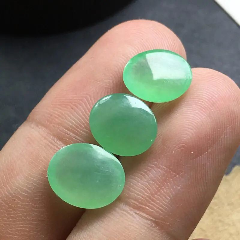 ️绿色蛋面裸石，底子细腻，色泽漂亮，饱满，没有纹裂，可镶嵌成戒指。尺寸：10.5-8.6-3.8  9.5-8.1-4.8  9.5-8.2-3.2