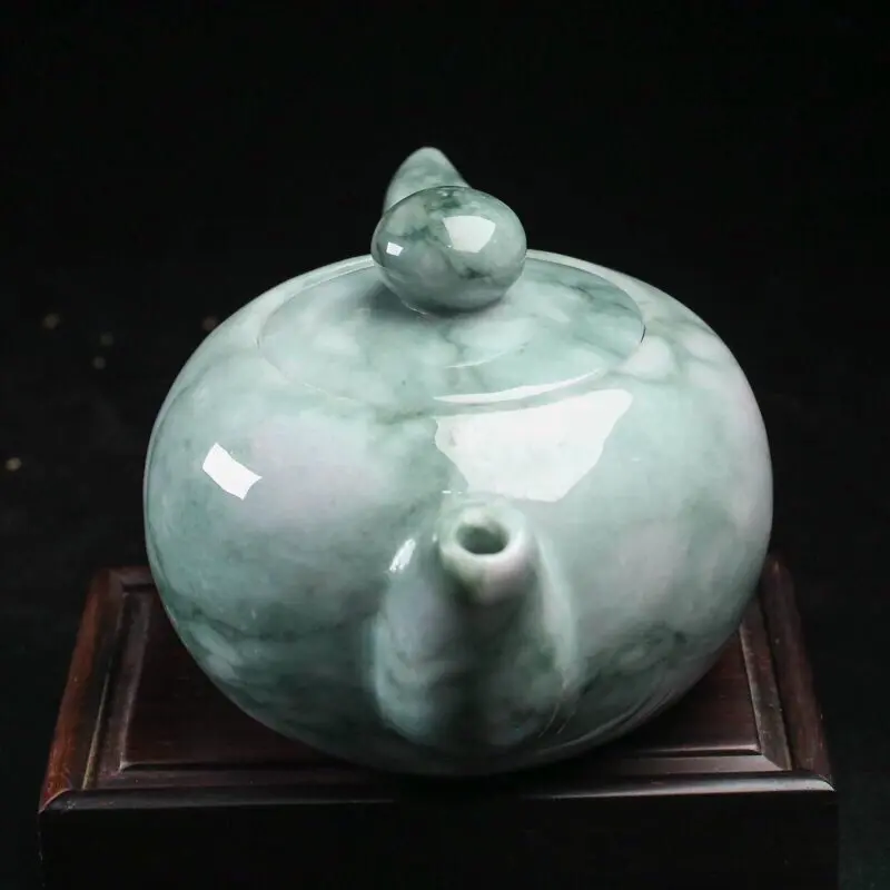 茶壶翡翠摆件。手工雕刻，色泽清新，雕琢细致，壶身尺寸136.7*88.2*75.8mm,配送精美底座。