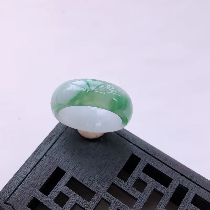 飘绿花翡翠戒指 指环
尺寸：18.2*8.1*3.1mm