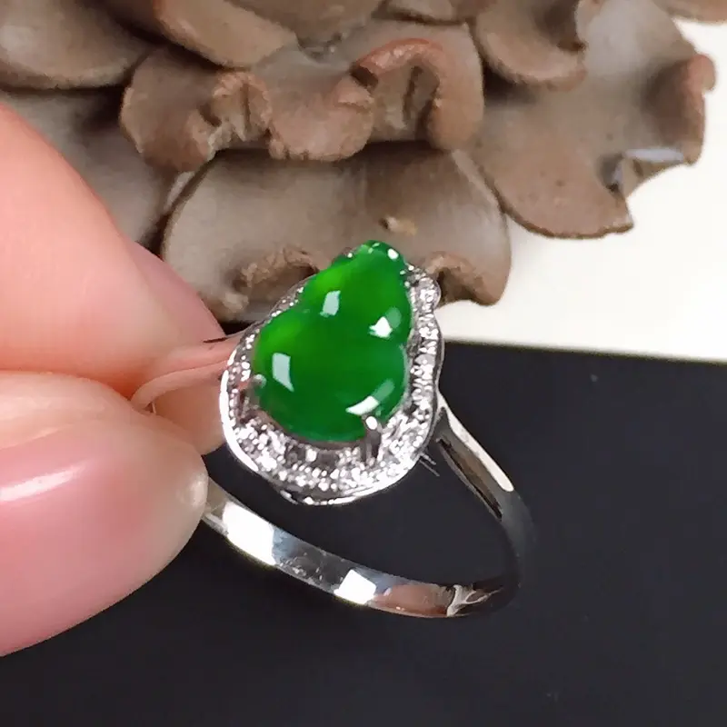 冰润油绿葫芦戒指，种水好，色泽浓郁鲜艳，指圈:14#，尺寸:8.2-5.8-3