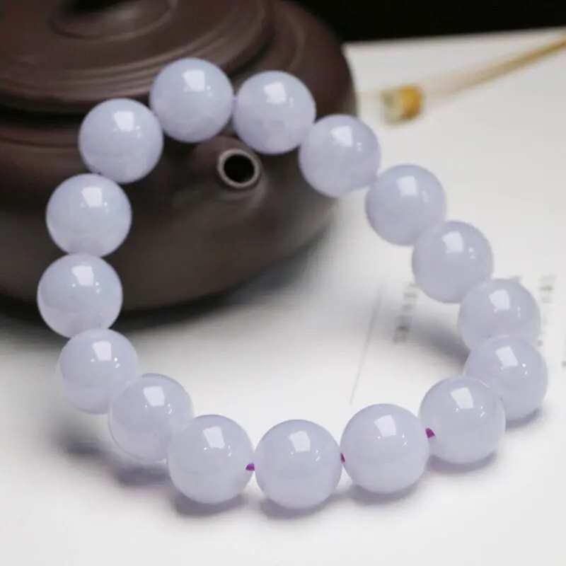 紫底翡翠圆珠手串，共16颗珠子，取其中一颗圆珠直径大约14mm。珠子圆润饱满，实物漂亮，玉质莹润，上手佩戴效果优雅高贵。