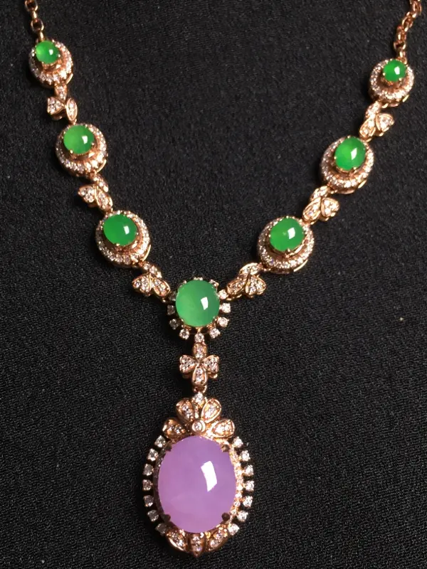 （紫+绿）蛋面晚装项链，18k金钻石镶嵌，种水超好，玉质细腻。