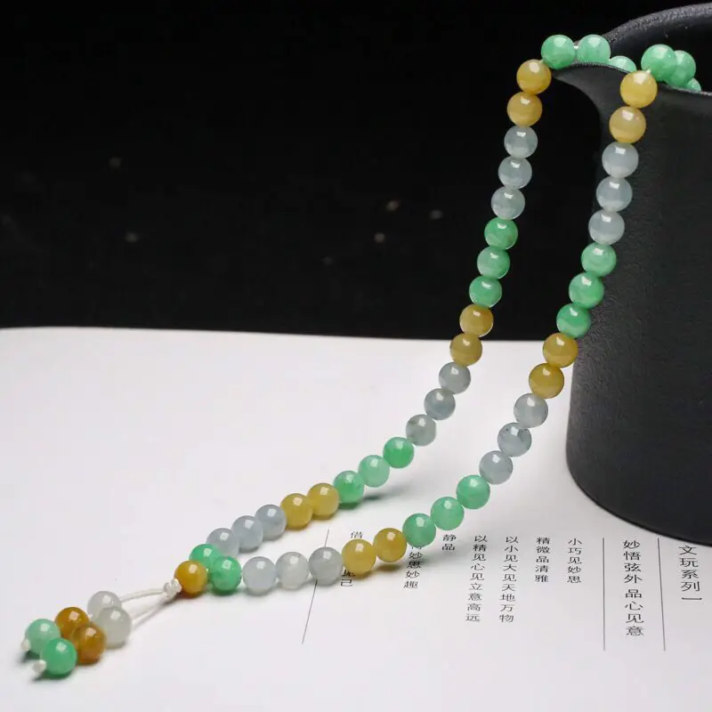 天然翡翠珠链，共115颗珠子，取其中一颗珠尺寸大约6.6mm，珠子清秀高雅，色泽鲜艳，实物漂亮。有天然杂质，佩戴效果高贵漂亮。