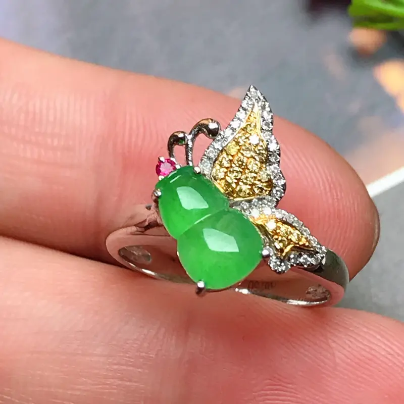 18k伴钻镶嵌，满绿葫芦戒指，玉质莹润，颜色鲜艳，款式精美别致，佩戴贵气，戒圈13#