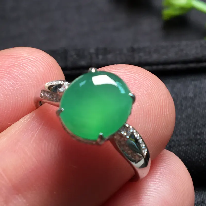 好漂亮的绿旦戒指，色阳，水润，饱满，18k金伴靓钻镶嵌，高档大气，尺寸裸石9.6*7.8*3.0mm，非常大气，简约美耐看，送礼或自留佳选，值得拥有