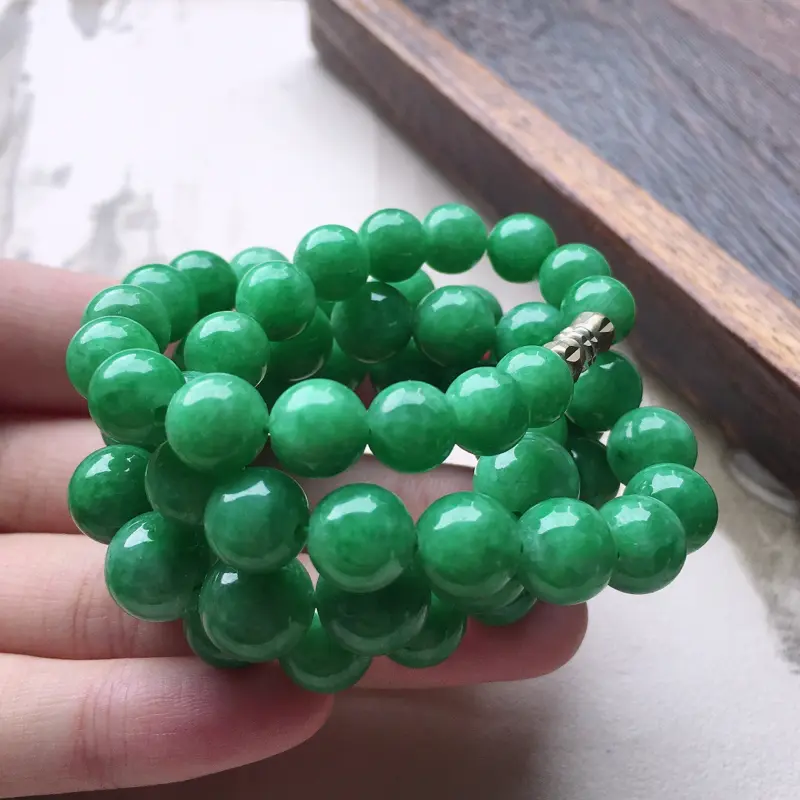 缅甸翡翠带绿圆珠项链（银扣），自然光实拍，玉质莹润，佩戴佳品，单颗尺寸大：10.1 mm，单颗尺寸小：7.3 mm，60颗，重78.87克