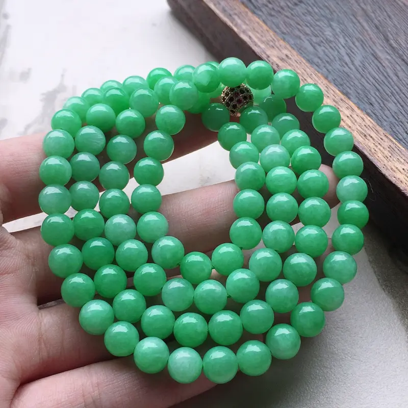 缅甸翡翠带绿圆珠项链（铜扣），自然光实拍，玉质莹润，佩戴佳品，单颗尺寸：6.8 mm，98颗，重62.90克