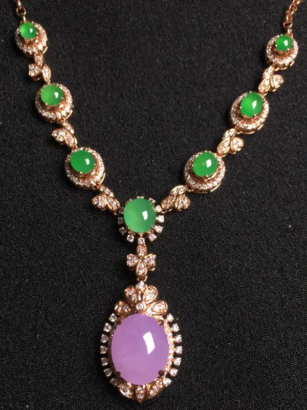 （紫+绿）蛋面晚装项链，18k金钻石镶嵌，种水超好，玉质细腻。