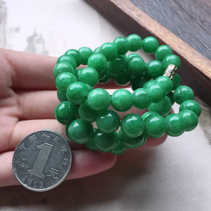 缅甸翡翠带绿圆珠项链（银扣），自然光实拍，玉质莹润，佩戴佳品，单颗尺寸大：10.1 mm，单颗尺寸小：7.3 mm，60颗，重78.87克