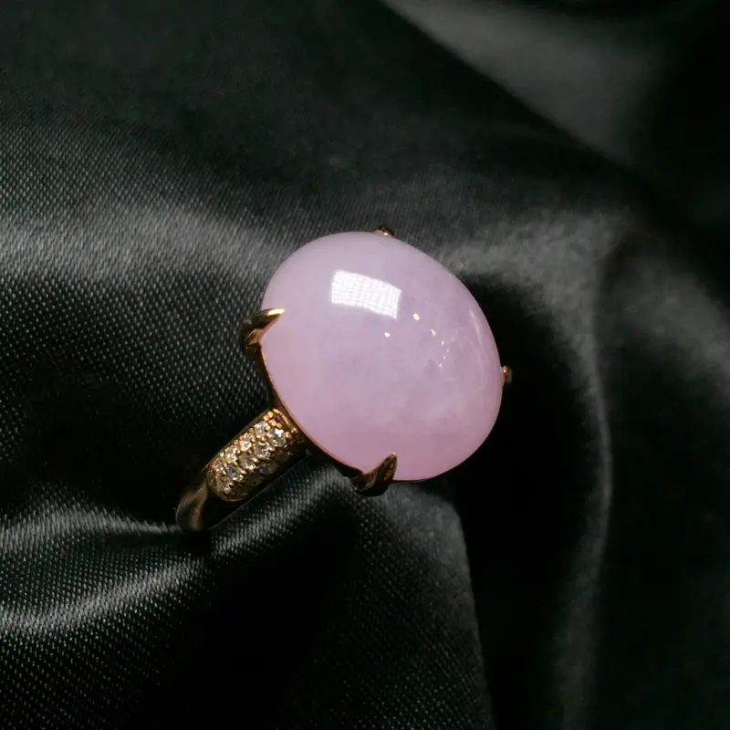 18k金钻石镶嵌紫罗兰翡翠蛋面戒指，颜色均匀粉紫色，底子细腻，圆润饱满，佩戴效果佳，整体尺寸14.8-12.7-9.7