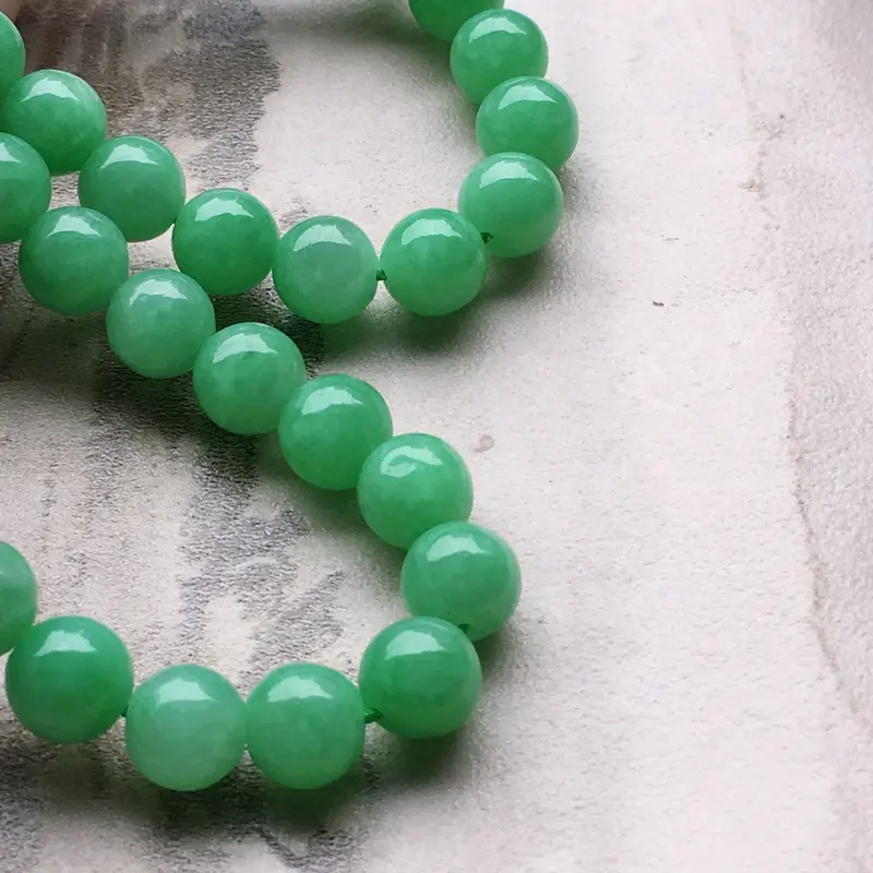缅甸翡翠带绿圆珠项链（铜扣），自然光实拍，玉质莹润，佩戴佳品，单颗尺寸：6.8 mm，98颗，重62.90克
