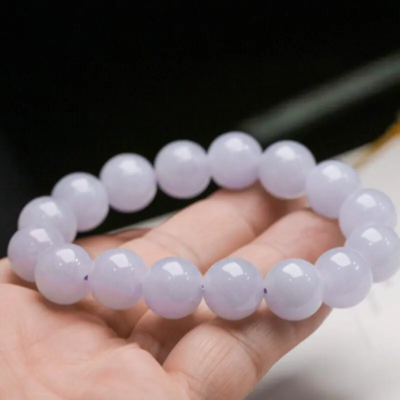 紫底翡翠圆珠手串，共16颗珠子，取其中一颗圆珠直径大约14mm。珠子圆润饱满，实物漂亮，玉质莹润，上手佩戴效果优雅高贵。