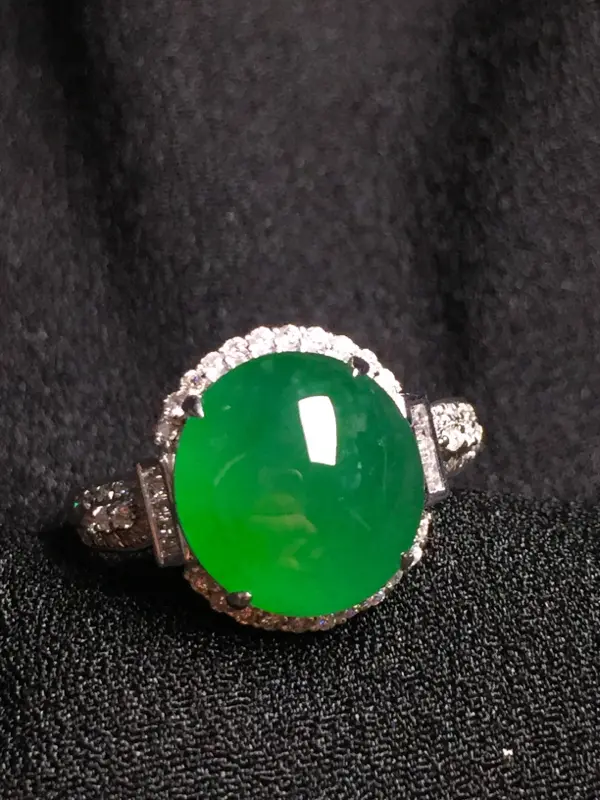 满绿蛋面戒指，18k金钻石镶嵌，种水超好，玉质细腻。