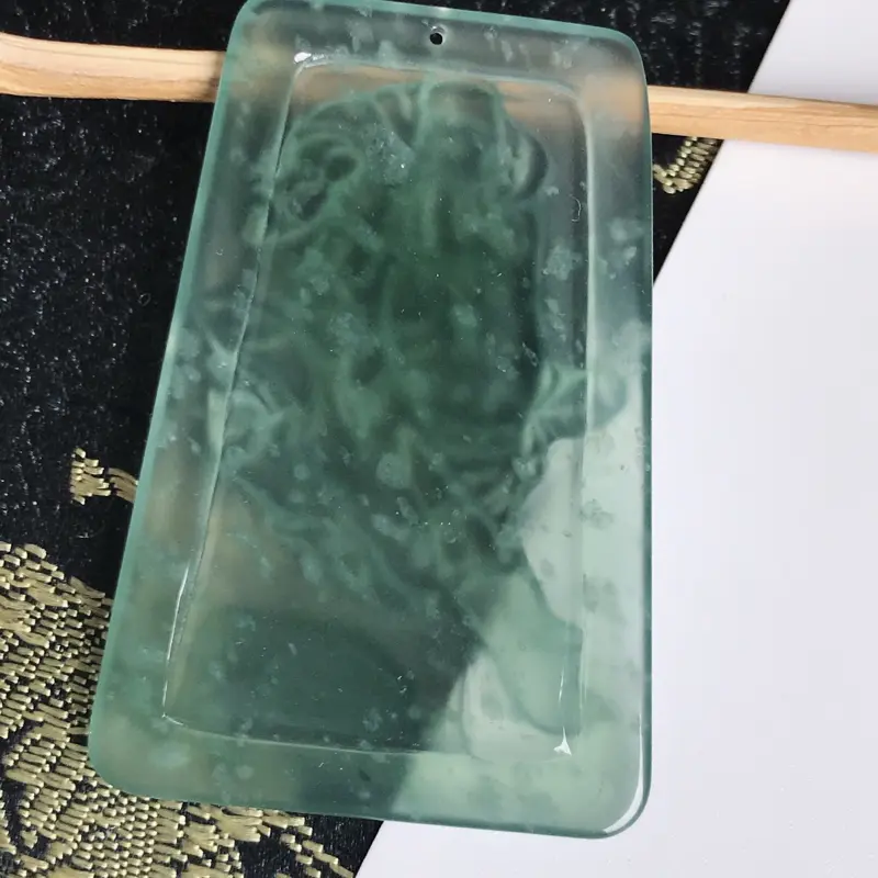 缅甸翡翠老坑A货冰绿关公牌戒面可镶嵌，尺寸44.2-29.1-3.2mm