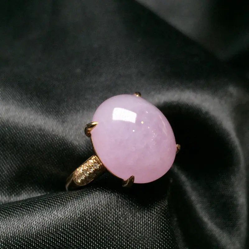 18k金钻石镶嵌紫罗兰翡翠蛋面戒指，颜色均匀粉紫色，底子细腻，圆润饱满，佩戴效果佳，整体尺寸14.8-12.7-9.7