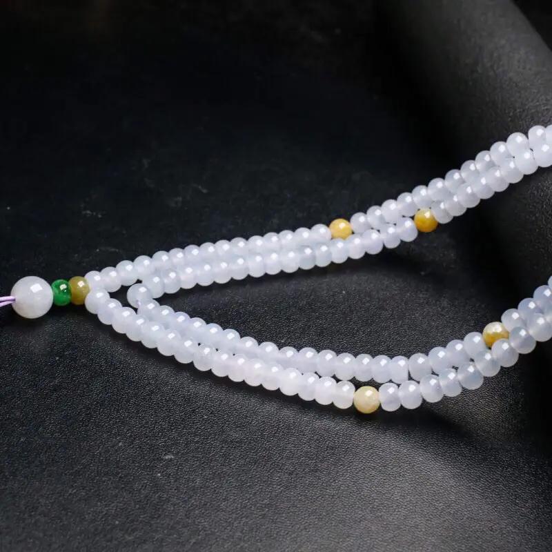 三彩翡翠珠链。共164颗珠子，取其中一颗珠尺寸大约6.5*4.8mm，珠子实物漂亮，色泽清新淡雅，有天然黄点，佩戴效果端庄时尚。