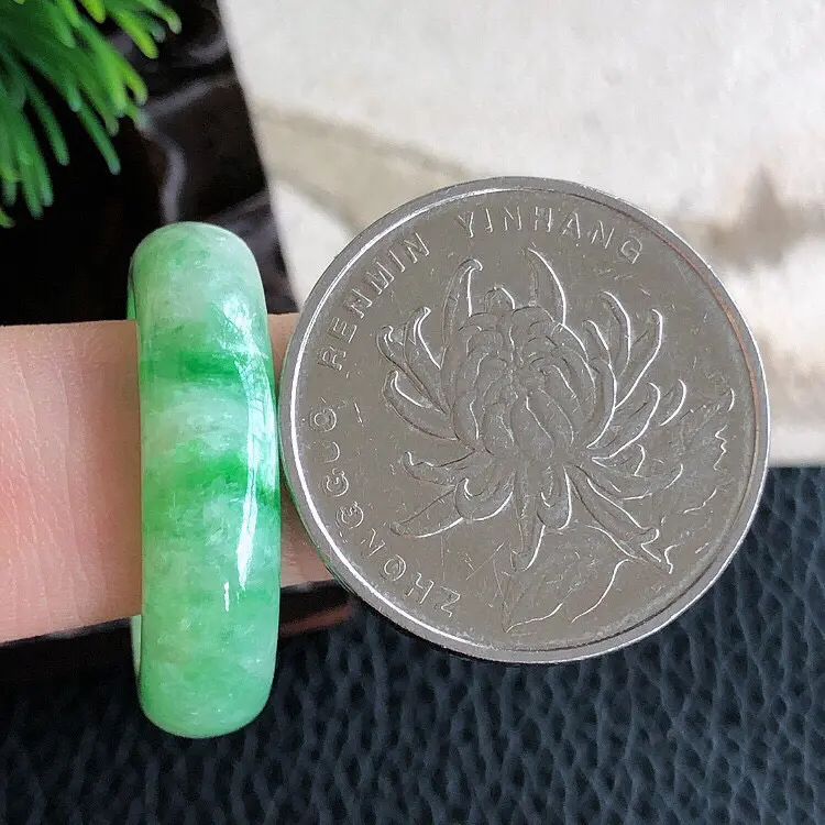 内直径20mm，天然缅甸老坑翡翠A货飘绿指环，料子细腻柔洁，尺寸6.5/4mm，重量5.45g。
