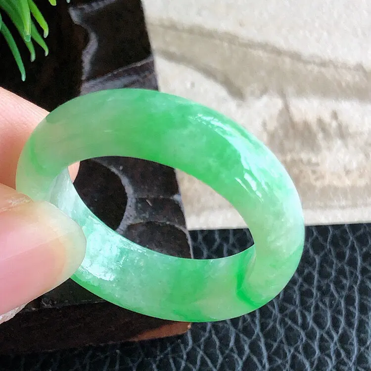 内直径20mm，天然缅甸老坑翡翠A货飘绿指环，料子细腻柔洁，尺寸6.5/4mm，重量5.45g。