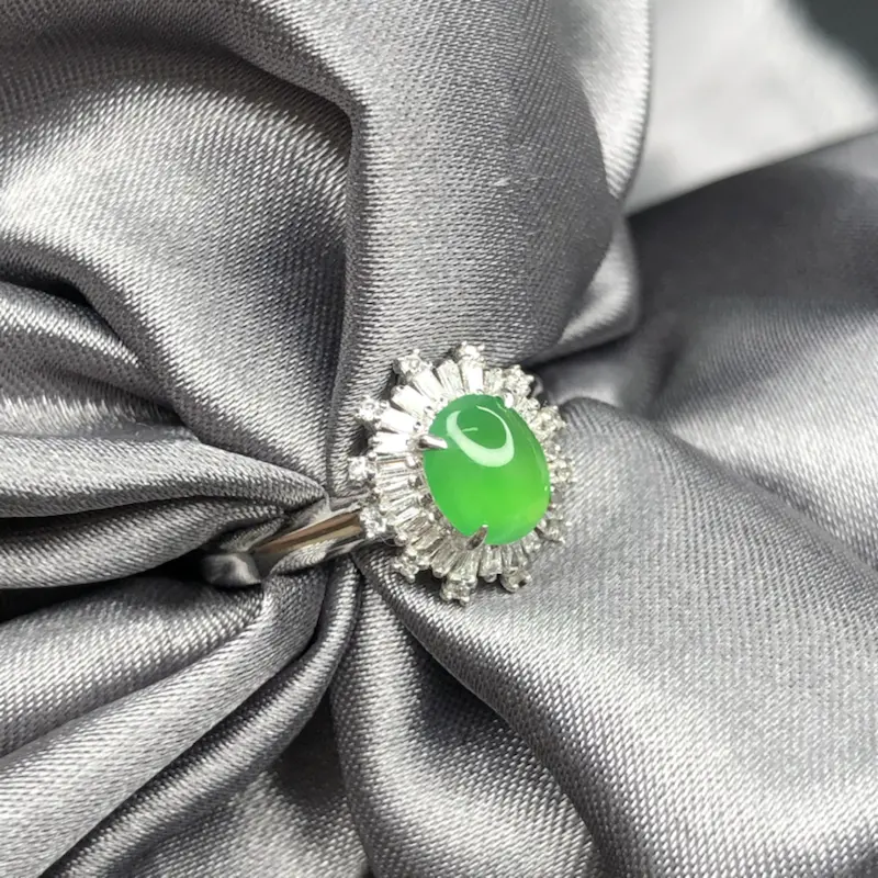 18k金设计款镶嵌冰甜阳绿蛋面戒指，冰透水润，细腻饱满，起胶起荧光，精致优雅迷人。整体尺寸：11*10.1*8.2