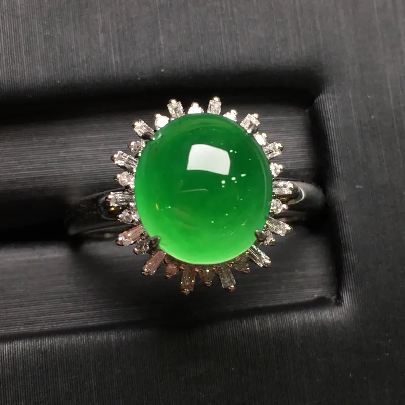 辣绿蛋面戒指，18k金豪华镶钻，无纹无裂，种好色好，质量杠杠的，性价比超高