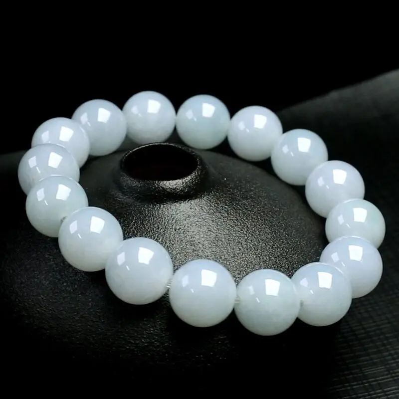 翡翠圆珠手串，共16颗珠子，取其中一颗圆珠直径大约13mm，珠子玉质莹润，亮丽秀气，上手佩戴效果优雅高贵。