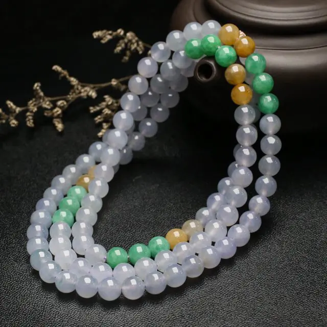 天然翡翠珠链，共108颗翡翠珠子，取其中一颗珠尺寸大约6.4mm，珠子饱满圆润，色泽清爽淡雅，靓丽秀气，佩戴效果高贵漂亮，有天然杂质，配珠为饰品珠。
