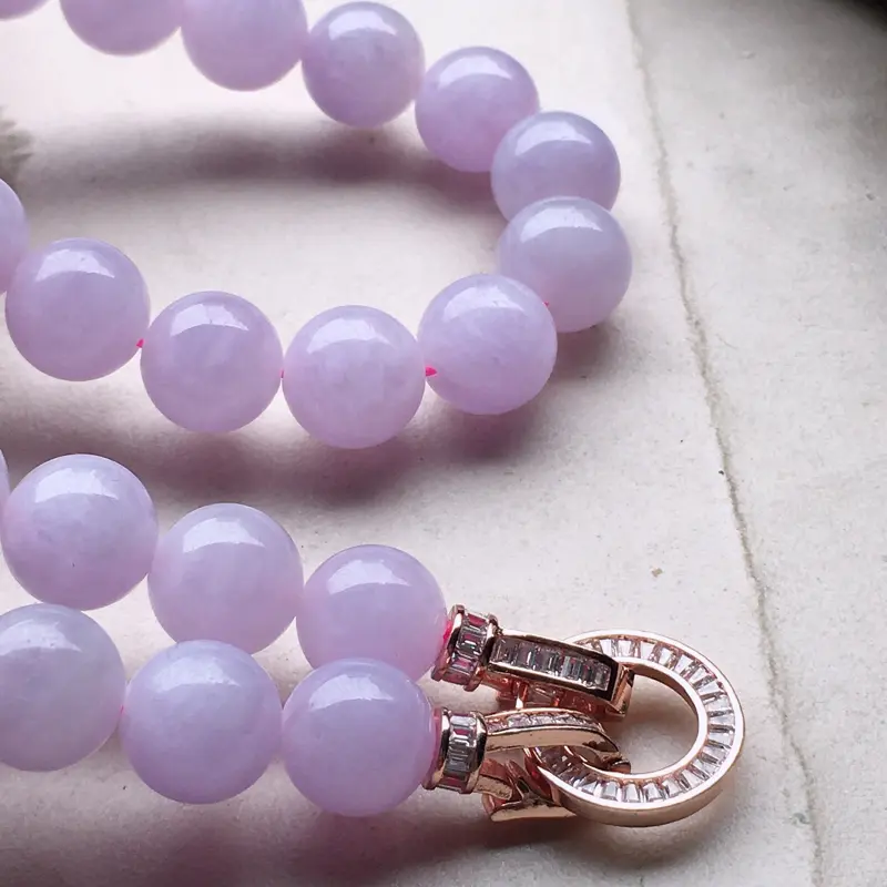 缅甸翡翠紫罗兰圆珠项链，自然光实拍，玉质莹润，佩戴佳品，尺寸：10.8 mm，49颗，重129.36克