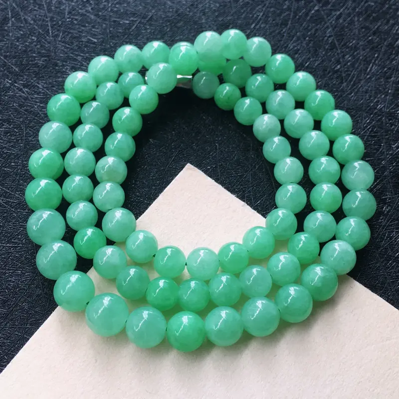 翡翠满浅绿圆珠项链，种水好玉质细腻温润，颜色漂亮。项链周长：56cm