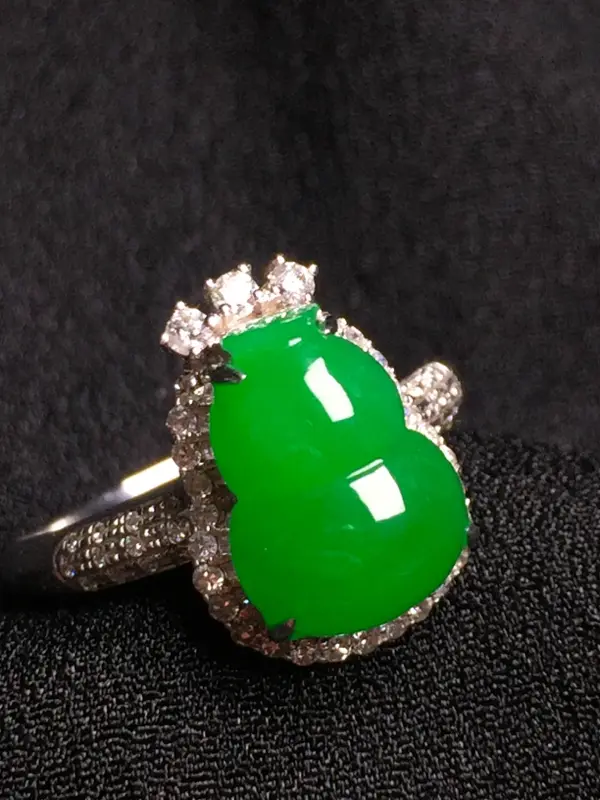 阳绿葫芦戒指，18k金钻石镶嵌，种水超好，玉质细腻。