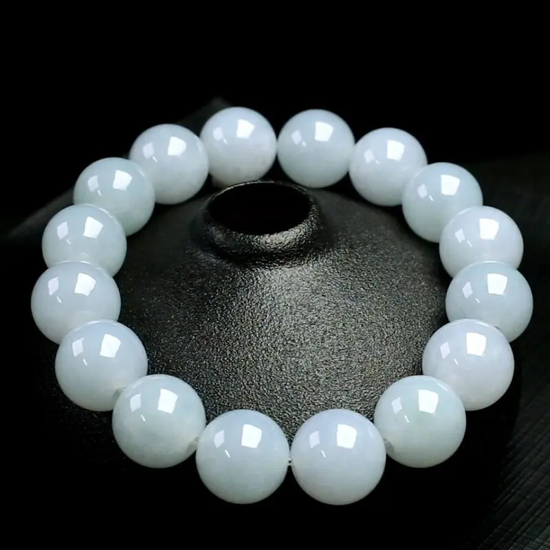 翡翠圆珠手串，共16颗珠子，取其中一颗圆珠直径大约13mm，珠子玉质莹润，亮丽秀气，上手佩戴效果优雅高贵。