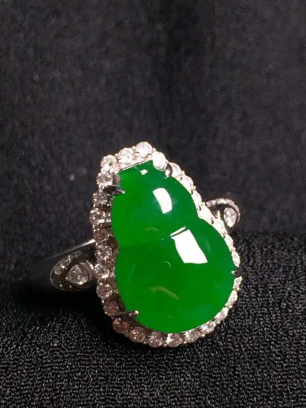 满绿葫芦戒指，18k金钻石镶嵌，种水超好，玉质细腻。