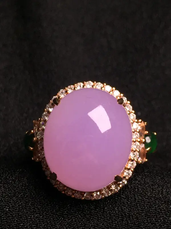紫罗兰蛋面戒指，18k金钻石镶嵌，种水超好，玉质细腻。