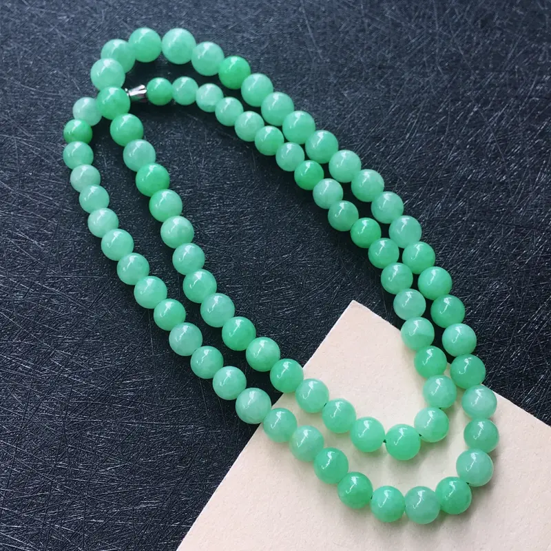 翡翠满浅绿圆珠项链，种水好玉质细腻温润，颜色漂亮。项链周长：56cm