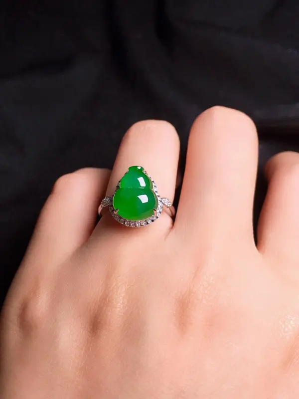 满绿葫芦戒指，18k金钻石镶嵌，种水超好，玉质细腻。**