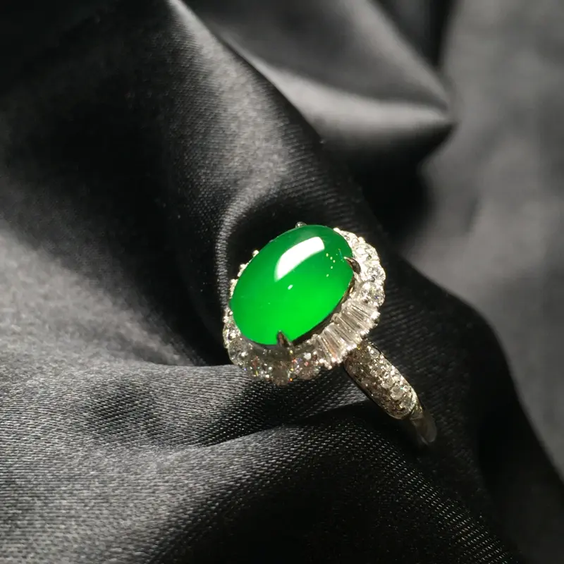豪华18k金钻石镶嵌满色翡翠蛋面戒指，老坑颜色均匀阳绿，冰透水润，圆润饱满，整体尺寸13.6-12.1-9.7