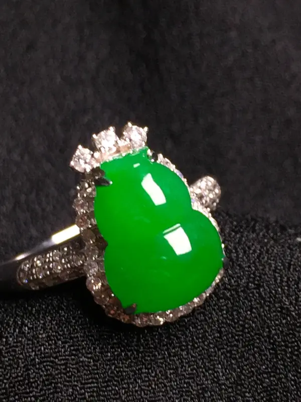 阳绿葫芦戒指，18k金钻石镶嵌，种水超好，玉质细腻。